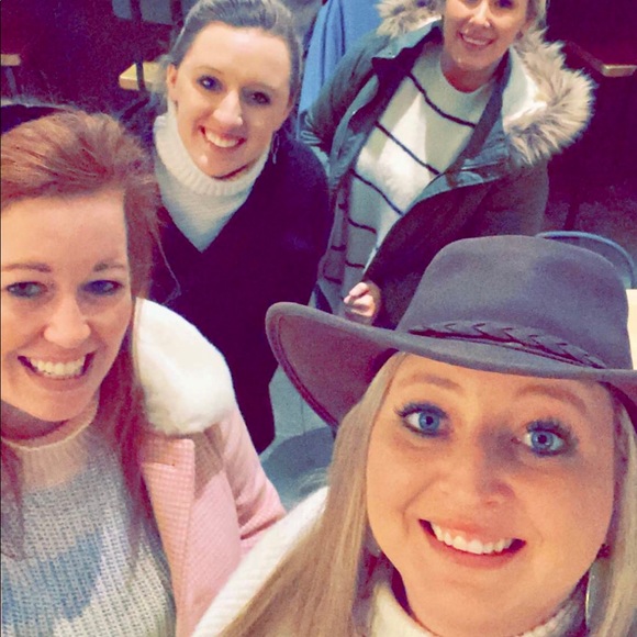 Meet your Posher, Amanda - Picture 2 of 3